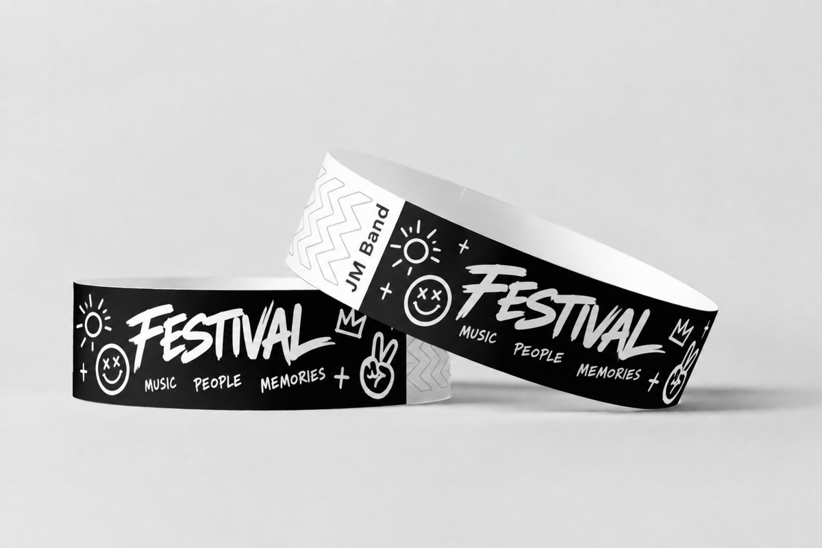 Dva čierne papierové náramky s bielou festivalovou potlačou