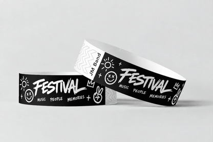 Dva čierne papierové náramky s bielou festivalovou potlačou