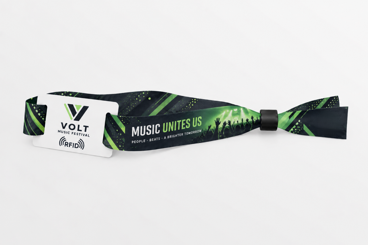 RFID textilný náramok z rPET s tmavozelenou potlačou hudobného festivalu