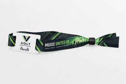 RFID textilný náramok z rPET s tmavozelenou potlačou hudobného festivalu