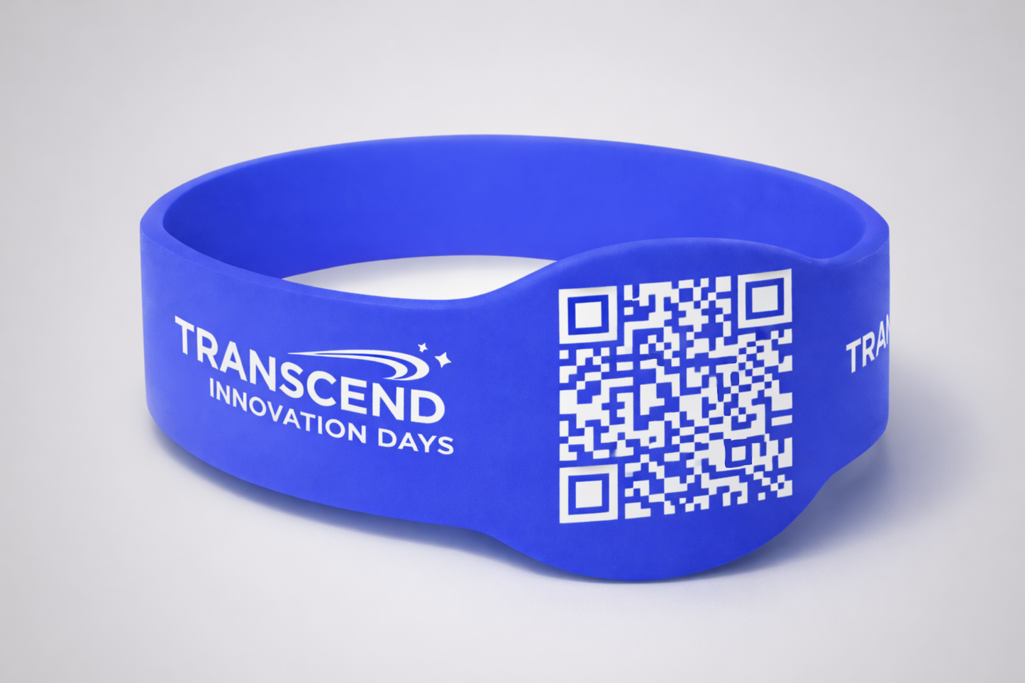 Fotografia silikónových náramkov s QR kódom od JM Band®. Silikónové náramky s hrúbkou 18 mm si môžete zakúpiť tu.